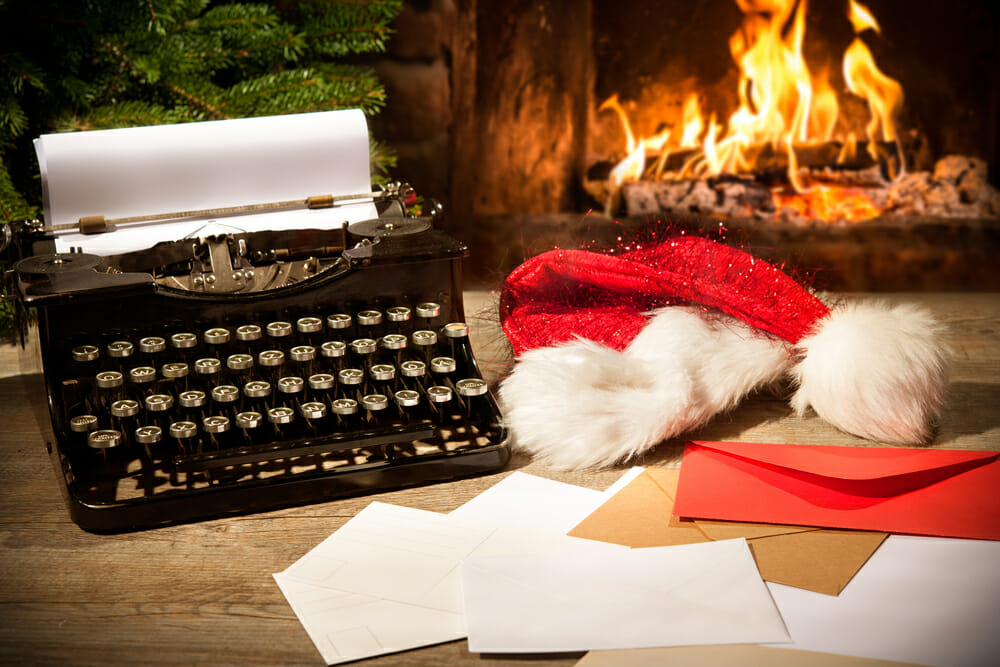 Old,Typewriter,And,Santa,Claus,Hat,On,Desk,In,Front